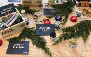 AWO-Winterbasar: Tannenduft & Taschenaschenbecher